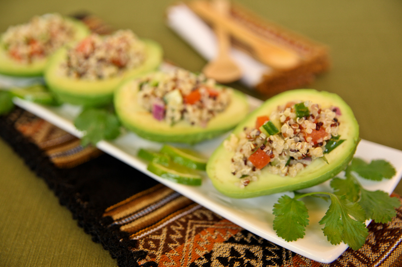 Aguacates rellenos de ensalada de quinoa