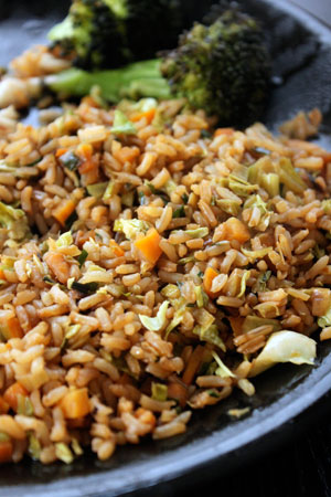 Arroz frito con repollo, zanahoria y puerros