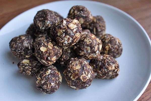 Bolitas energéticas de chocolate y coco