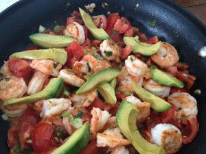 Camarones con tomate y aguacate