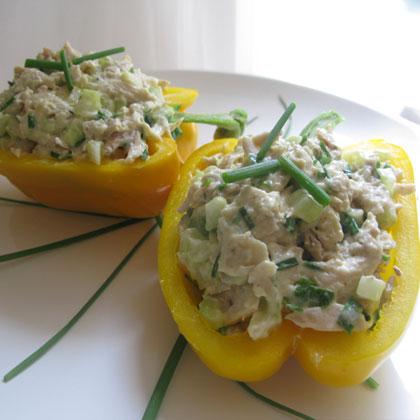 Chile relleno de ensalada de pollo