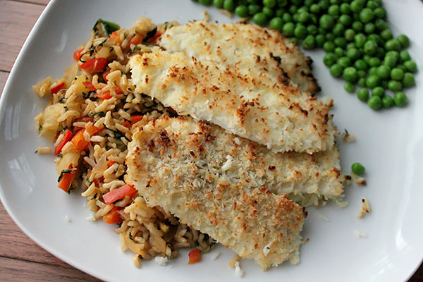 Corvina empanizada en coco sobre arroz con piña
