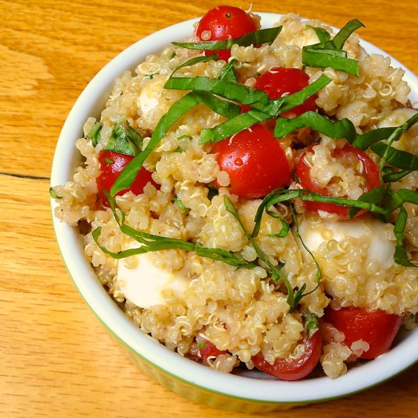 Ensalada caprese con quinoa