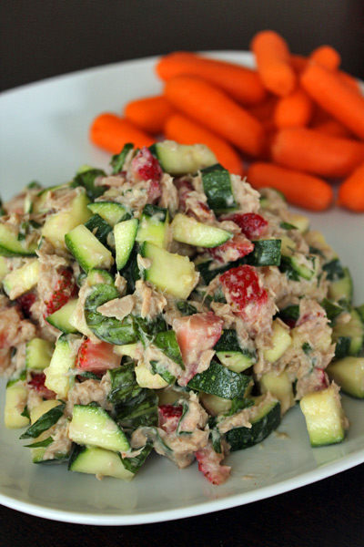 Ensalada de atún con zucchini y fresa