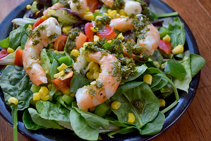 Ensalada de camarón con aderezo de albahaca menta