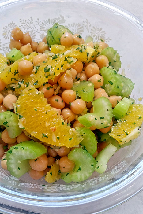 Ensalada de garbanzos, naranja y apio