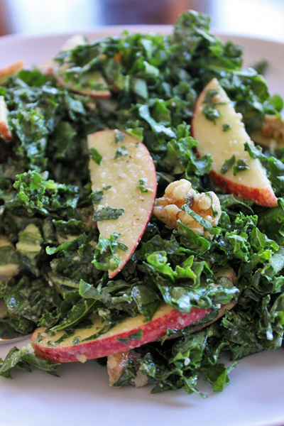 Ensalada de Kale con manzana y aderezo de nuez