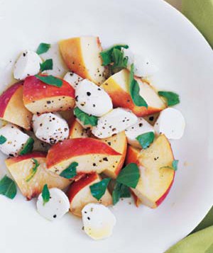 Ensalada de melocotón, albahaca y mozzarella