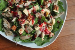 Ensalada de pavo, pecanas y queso