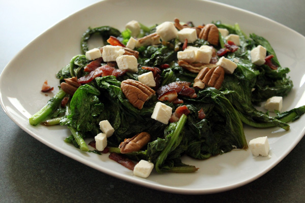 Ensalada tibia de mostaza china con tocineta, pecanas y Feta