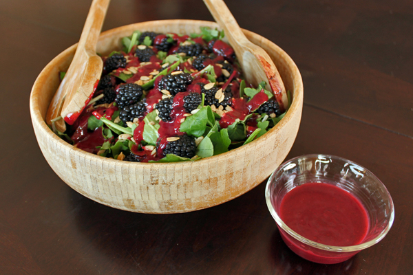 Ensalada verde con moras y semillas de girasol