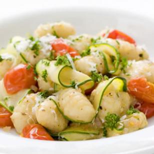 Gnocchi con tiras de zuchinni y mantequilla