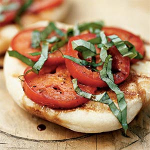 Pan pita con tomate y albahaca