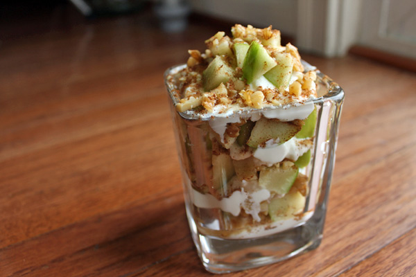 Parfait de yogurt, manzana y nueces