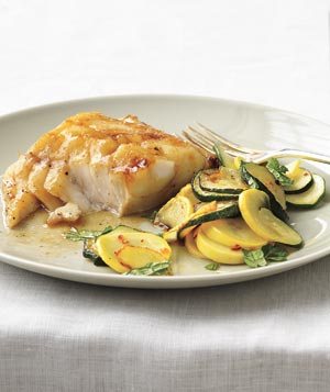 Pescado con glaseado de soya y zucchini salteado