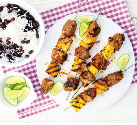 Pinchos de cerdo y mango