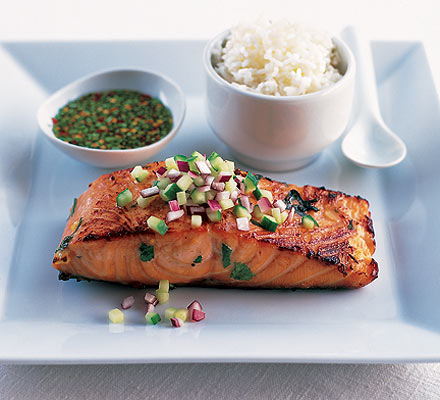 Salmón con salsa de pepino