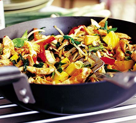 Sofrito de pollo con mango y jengibre