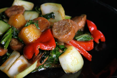 Sofrito de salchicha con mostaza china y piña