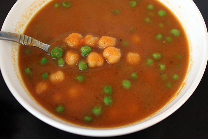 Sopa de garbanzos y arvejas en caldo de jenjibre y zanahoria