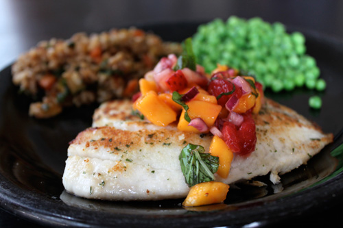 Tilapia con salsa de mango y fresa