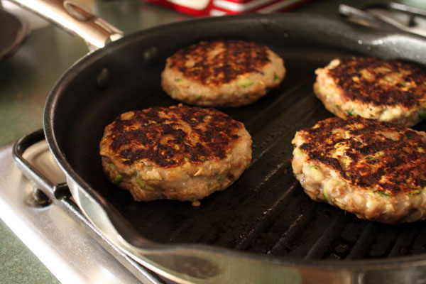 Tortas de pollo rellenas de queso y tocineta