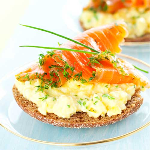 Tostadas con huevo y salmón ahumado