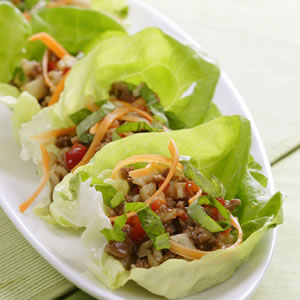 Wraps de lechuga con pollo y melocotón