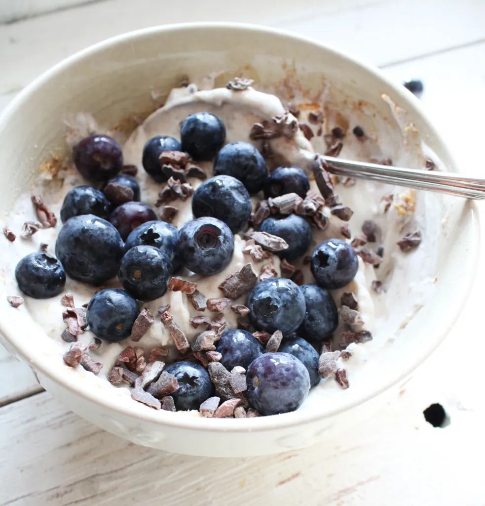 Yogurt alto en proteína con chocolate y arándanos